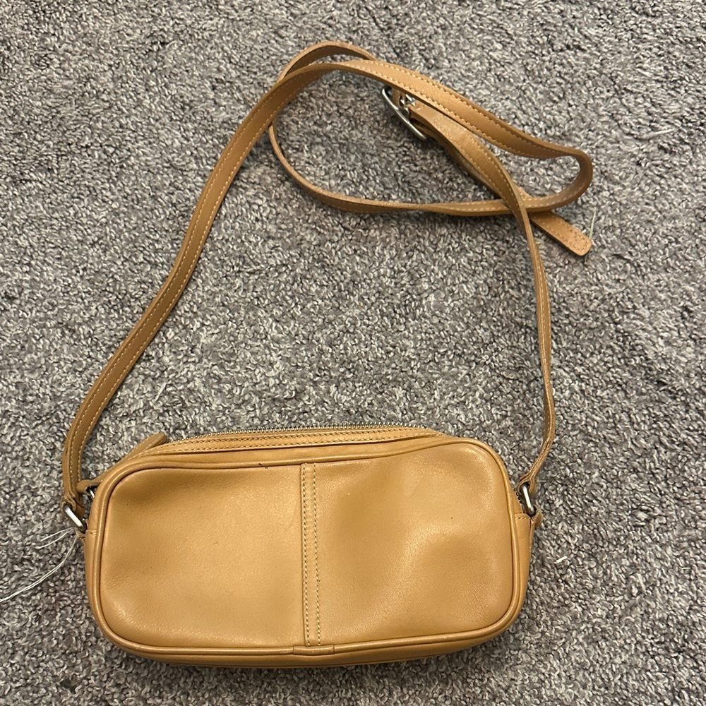 COACH  vintage Tan Leather Crossbody Bag